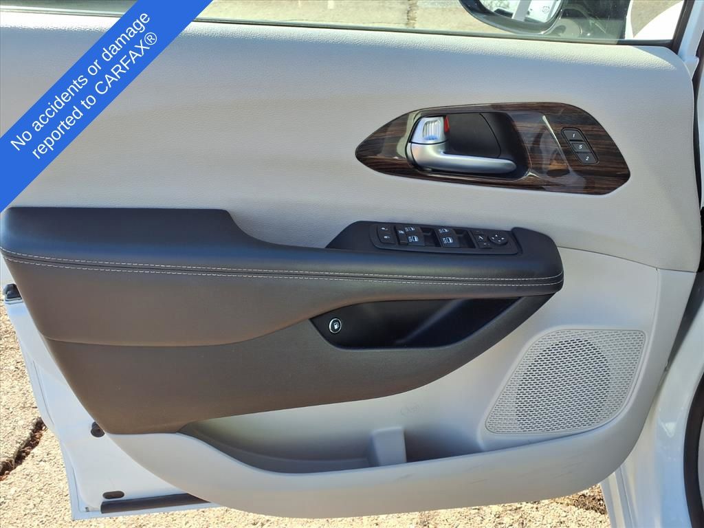 Thumbnail: 2023 Chrysler Pacifica - 19