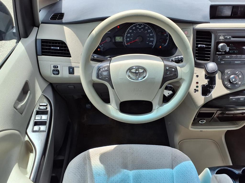 Thumbnail: 2012 Toyota Sienna - 8