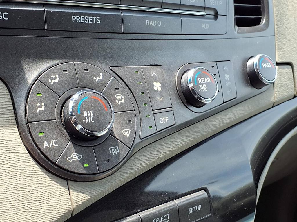 Thumbnail: 2012 Toyota Sienna - 24