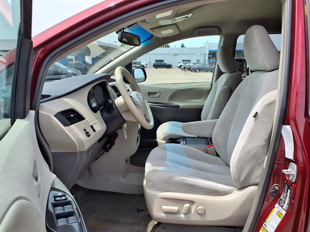 Thumbnail: 2012 Toyota Sienna - 9