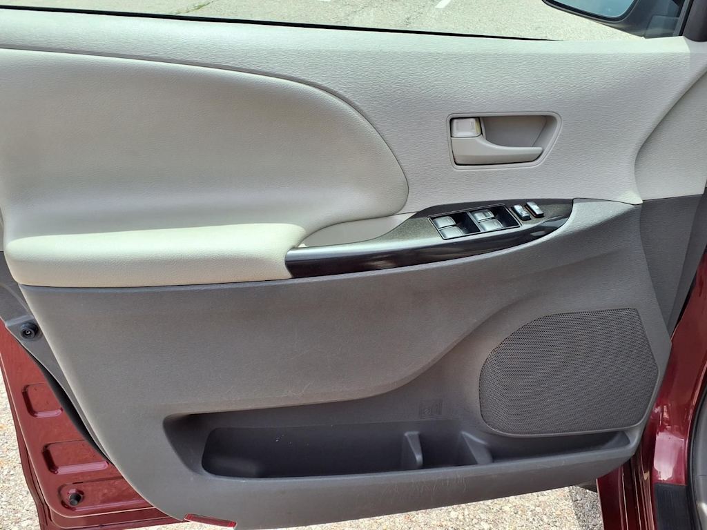 Thumbnail: 2012 Toyota Sienna - 17