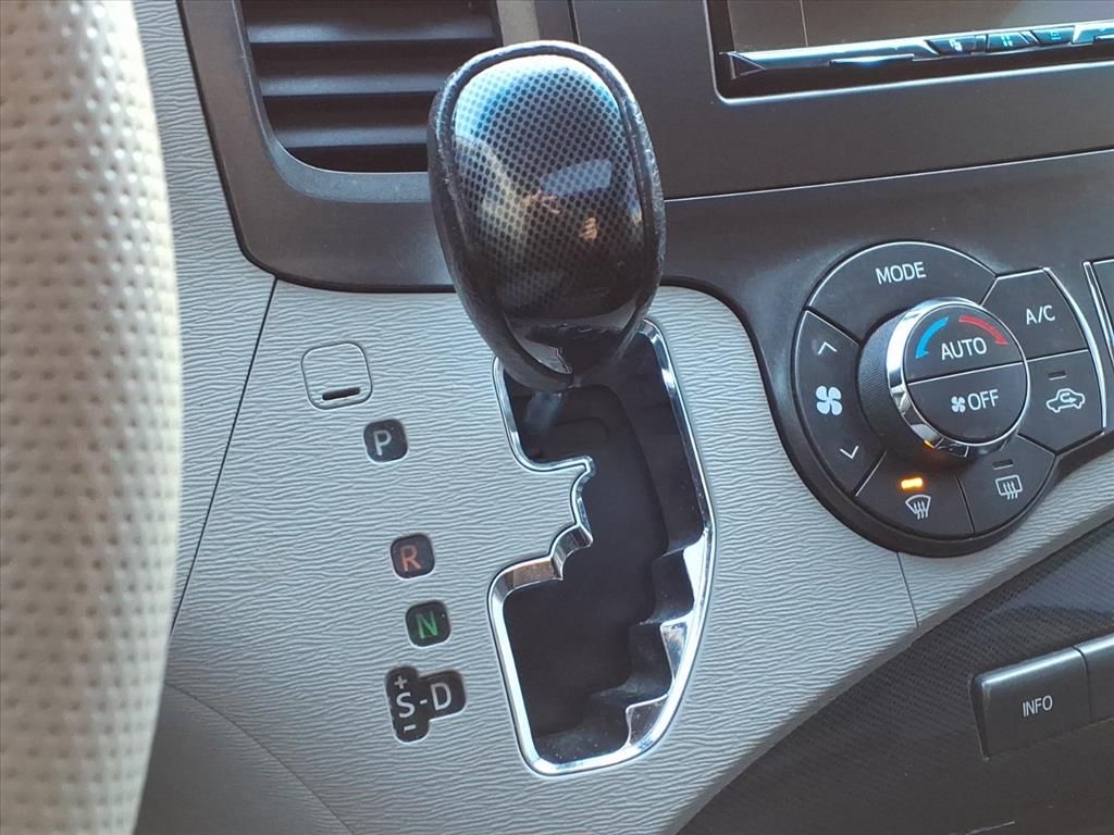 Thumbnail: 2013 Toyota Sienna - 24