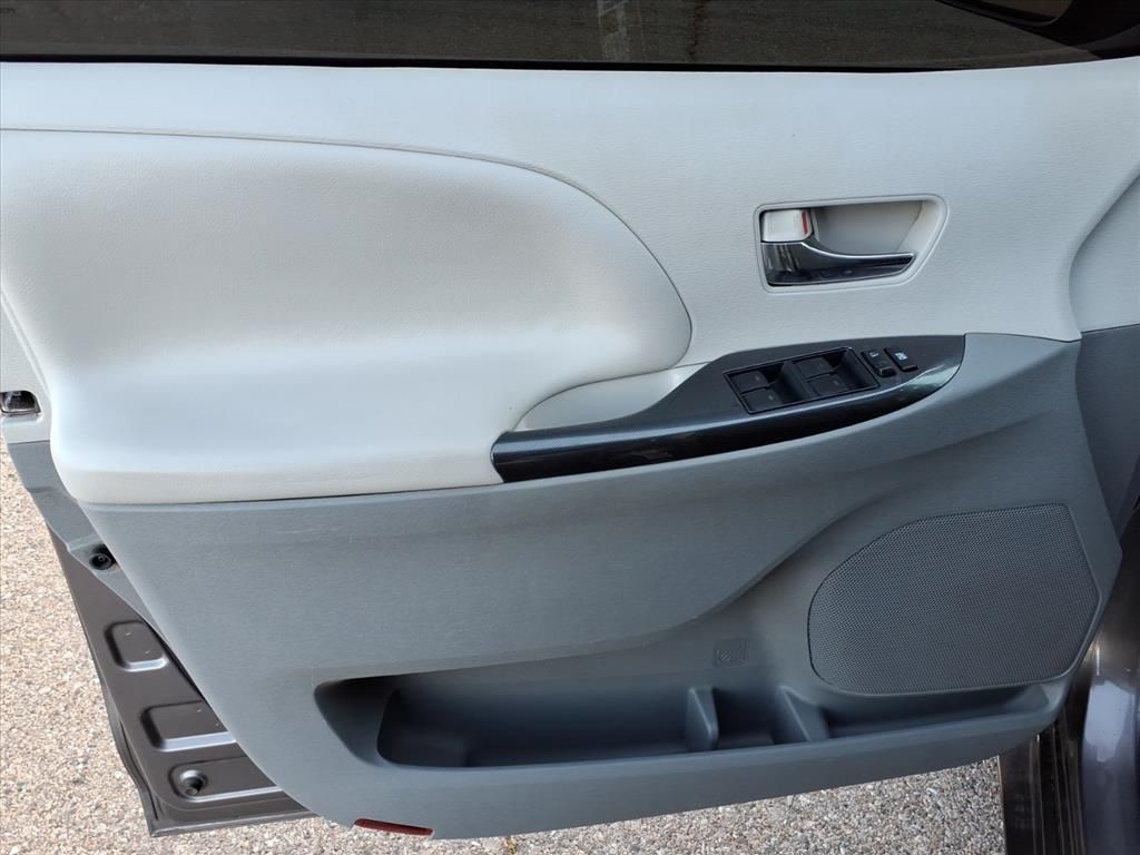 Thumbnail: 2013 Toyota Sienna - 18