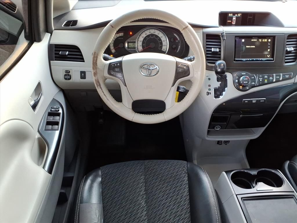 Thumbnail: 2013 Toyota Sienna - 9