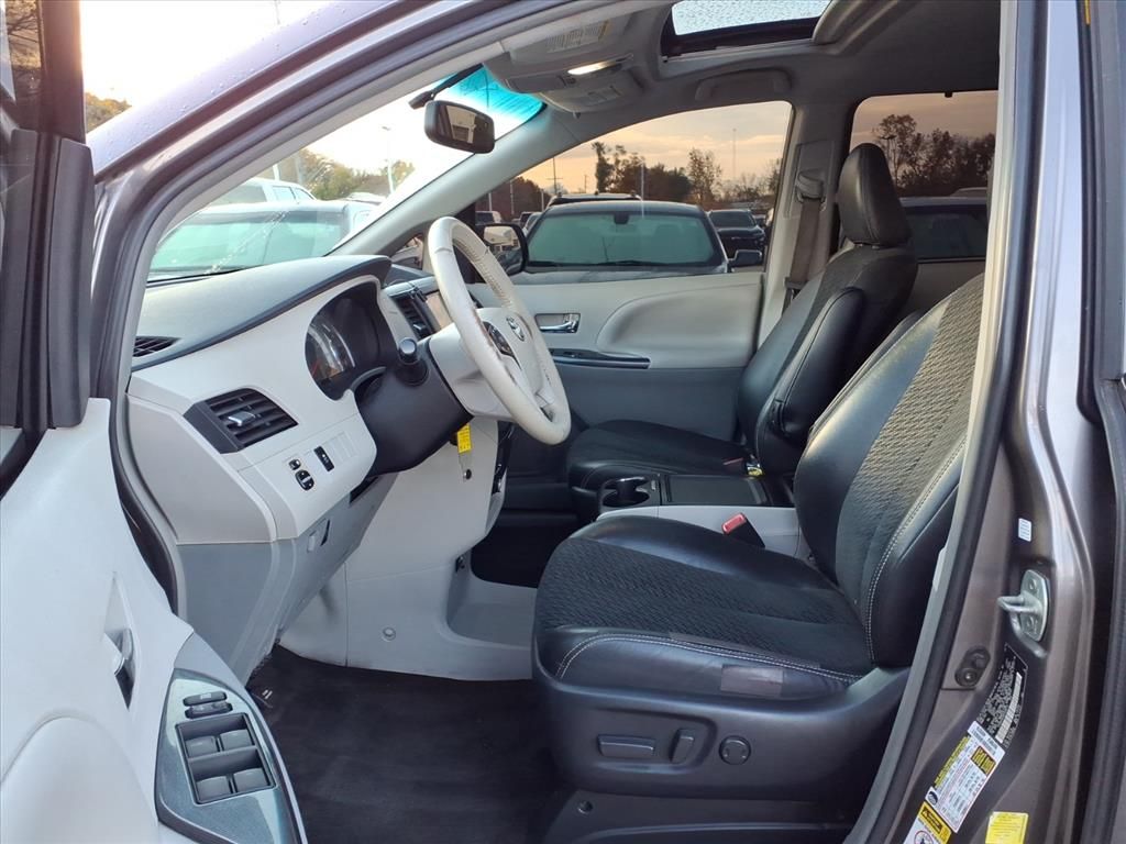 Thumbnail: 2013 Toyota Sienna - 10