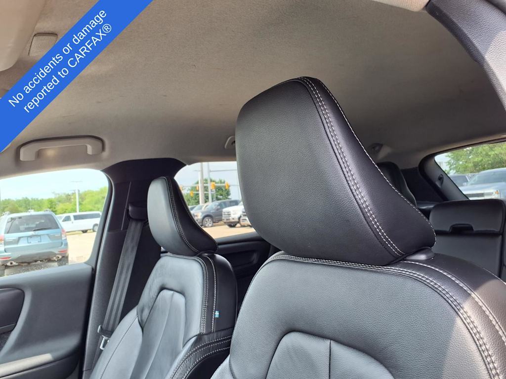 Thumbnail: 2022 Volvo XC40 - 22