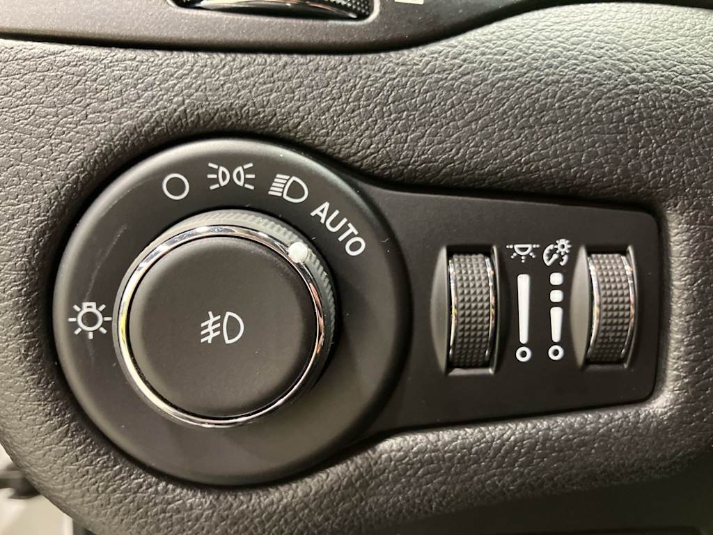 Thumbnail: 2020 Jeep Cherokee - 20