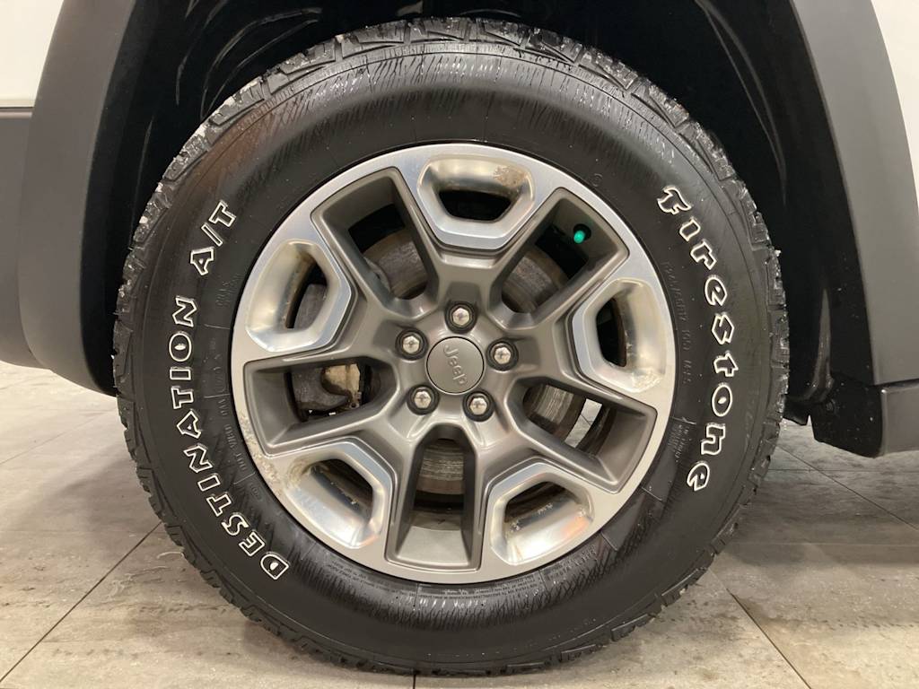 Thumbnail: 2020 Jeep Cherokee - 7