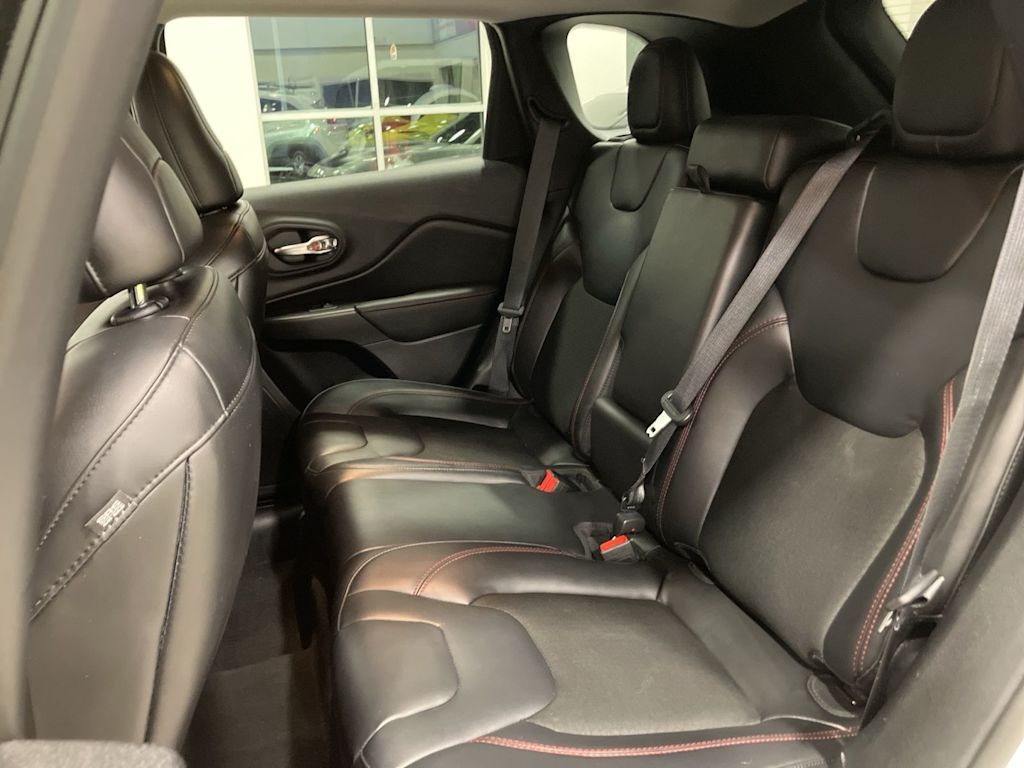 Thumbnail: 2020 Jeep Cherokee - 10