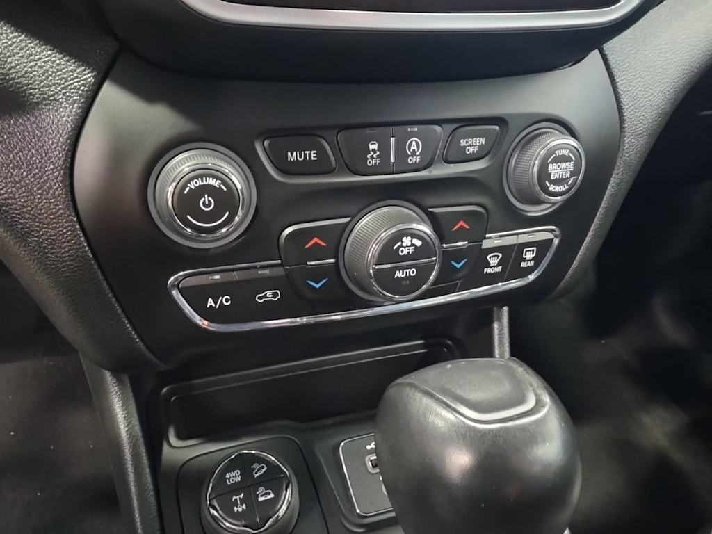 Thumbnail: 2022 Jeep Cherokee - 33