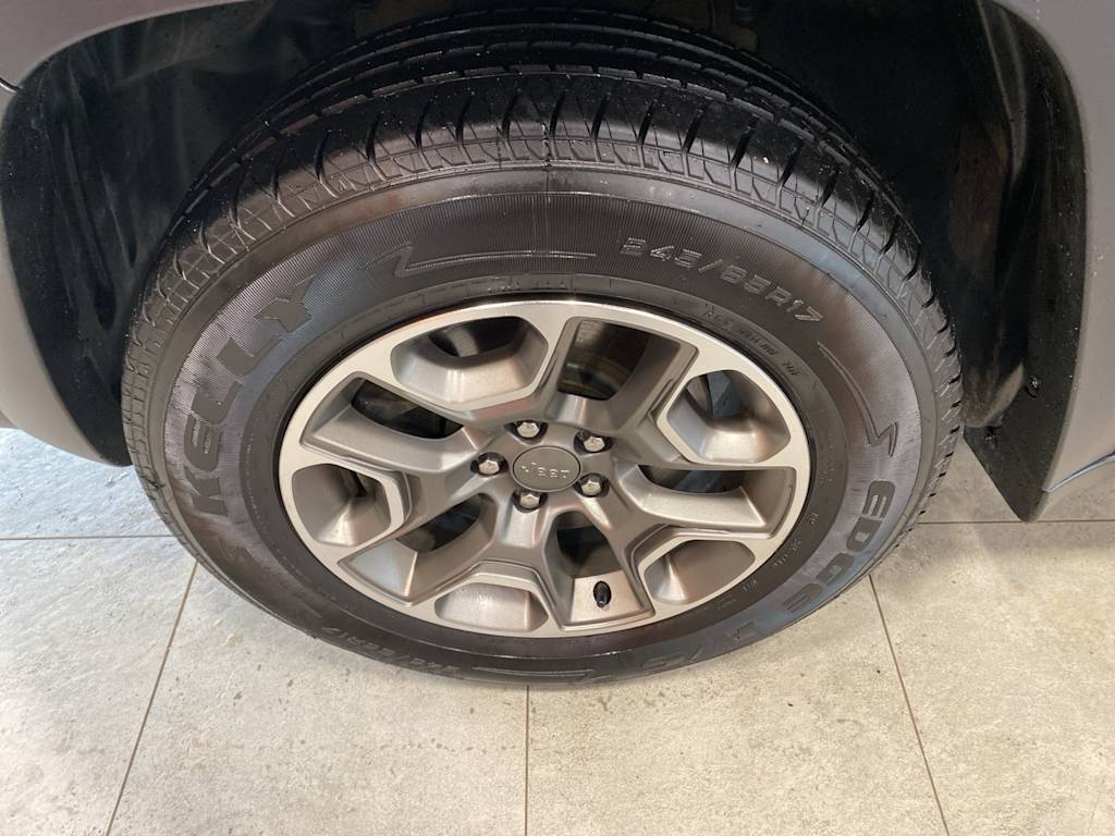 Thumbnail: 2020 Jeep Cherokee - 7