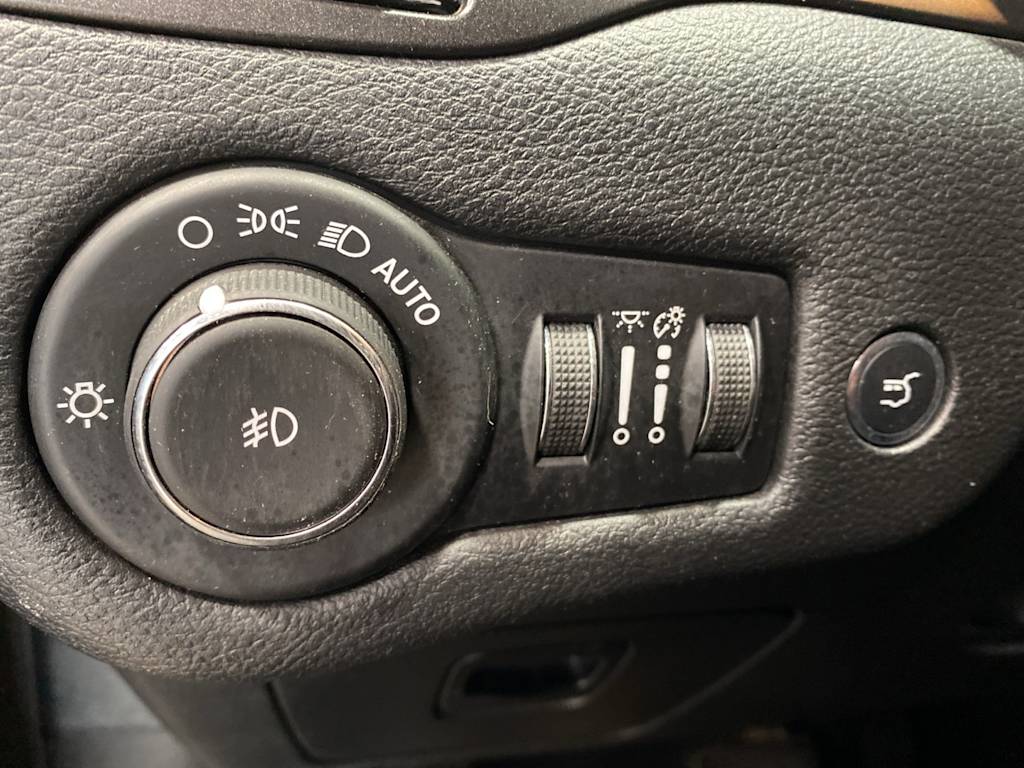 Thumbnail: 2020 Jeep Cherokee - 22