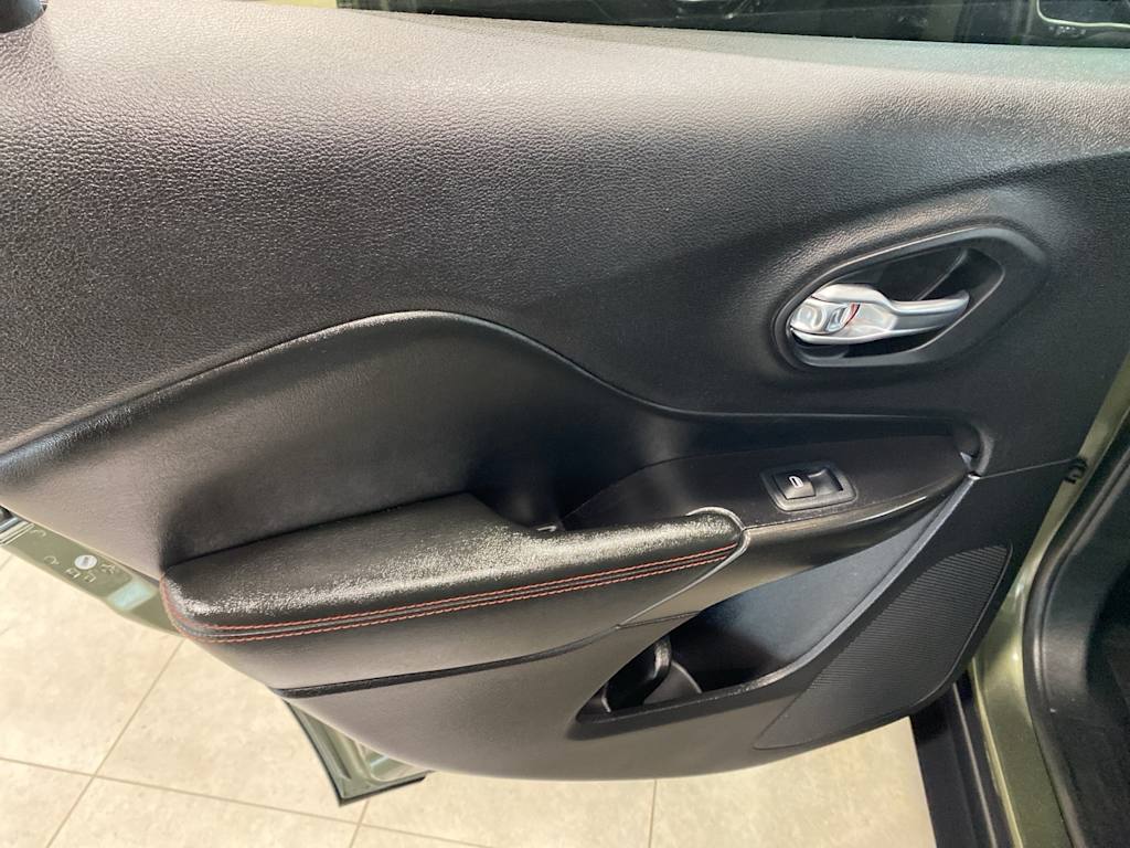 Thumbnail: 2020 Jeep Cherokee - 28