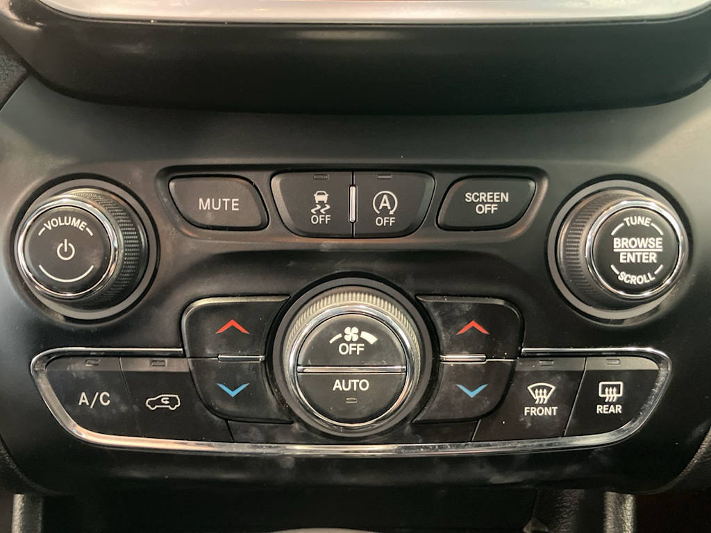 Thumbnail: 2021 Jeep Cherokee - 22