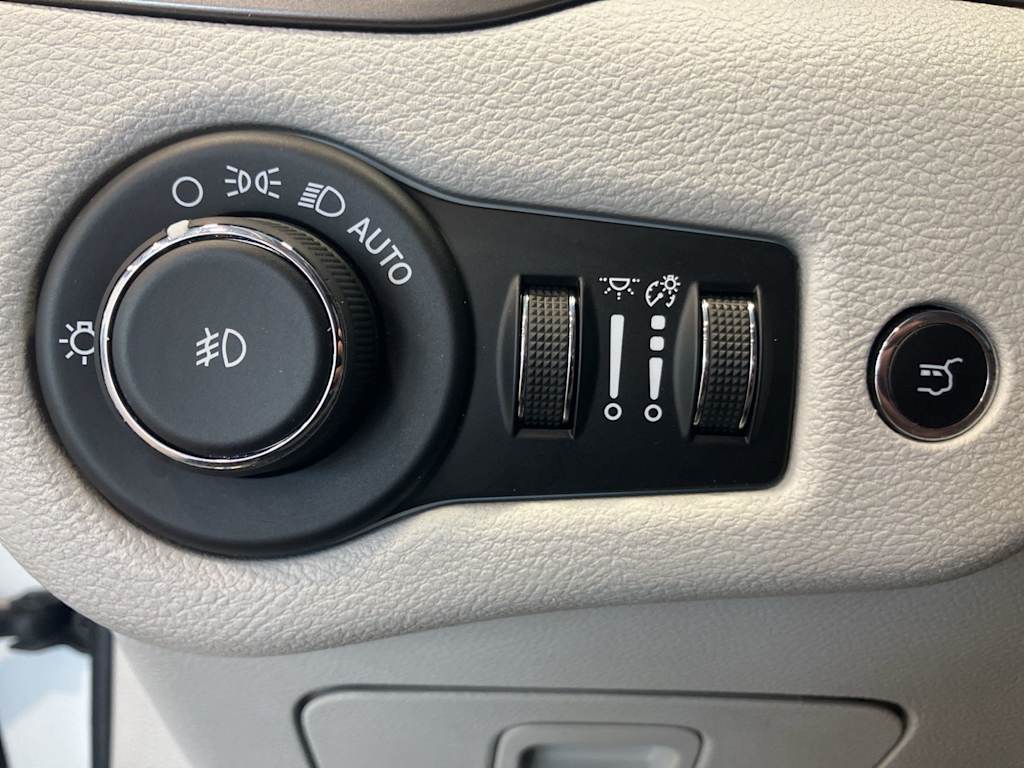 Thumbnail: 2019 Jeep Cherokee - 21