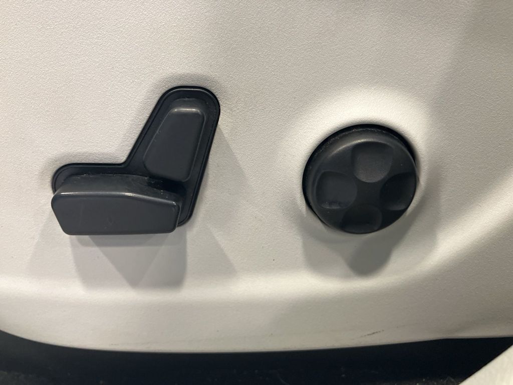 Thumbnail: 2019 Jeep Cherokee - 18