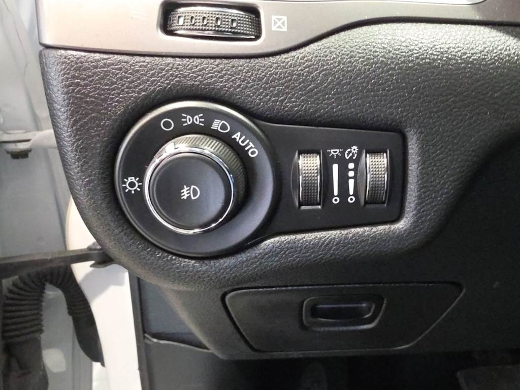 Thumbnail: 2021 Jeep Cherokee - 22