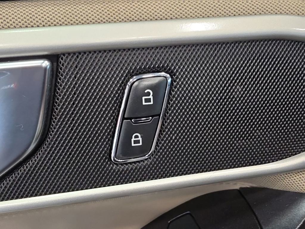 Thumbnail: 2020 Ford Explorer - 25