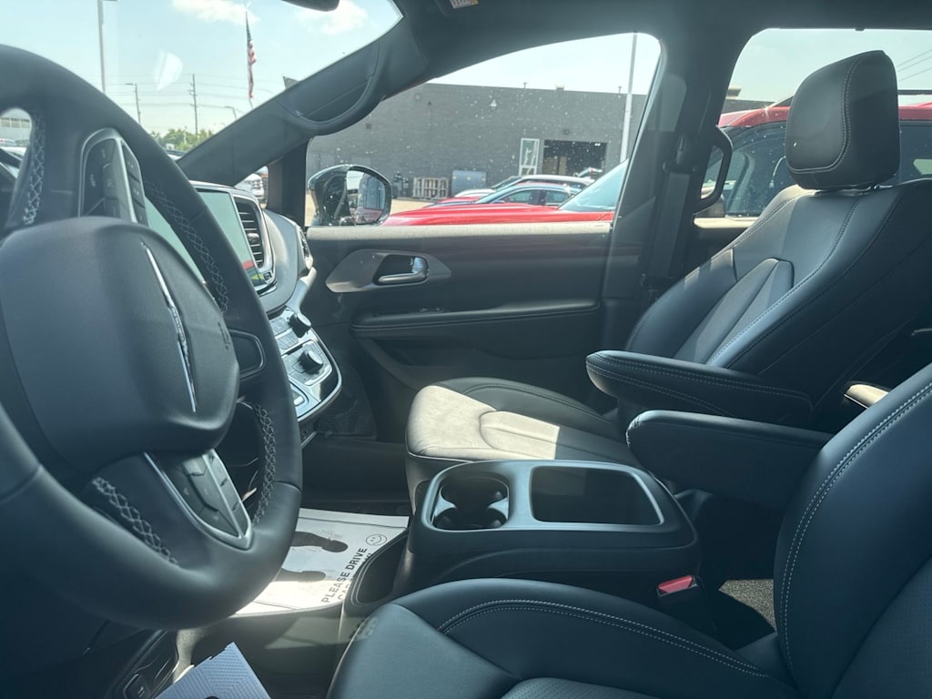 Thumbnail: 2026 Chrysler Pacifica - 32