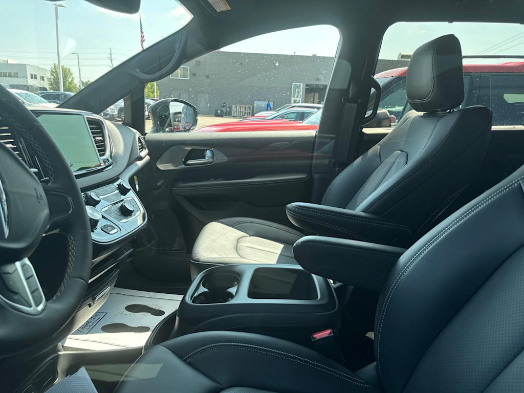 Thumbnail: 2026 Chrysler Pacifica - 7