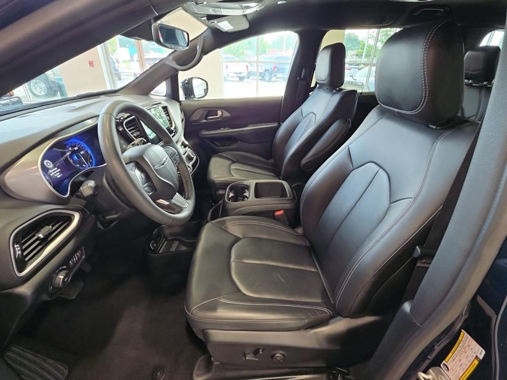 Thumbnail: 2025 Chrysler Pacifica - 9