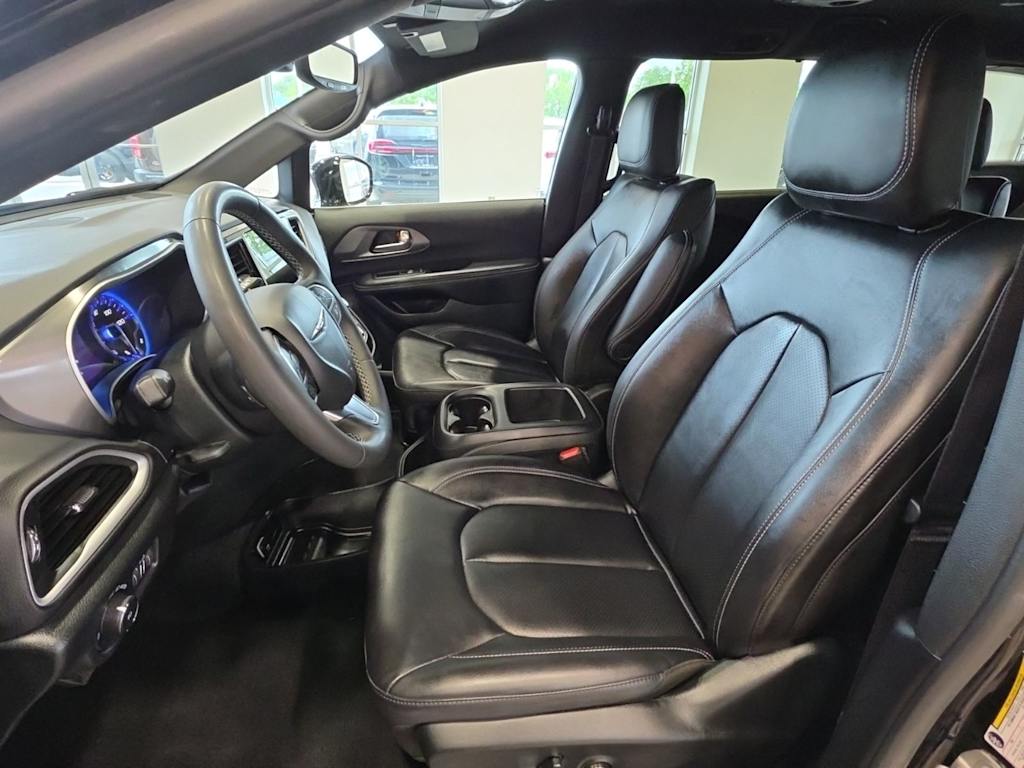 Thumbnail: 2025 Chrysler Pacifica - 8