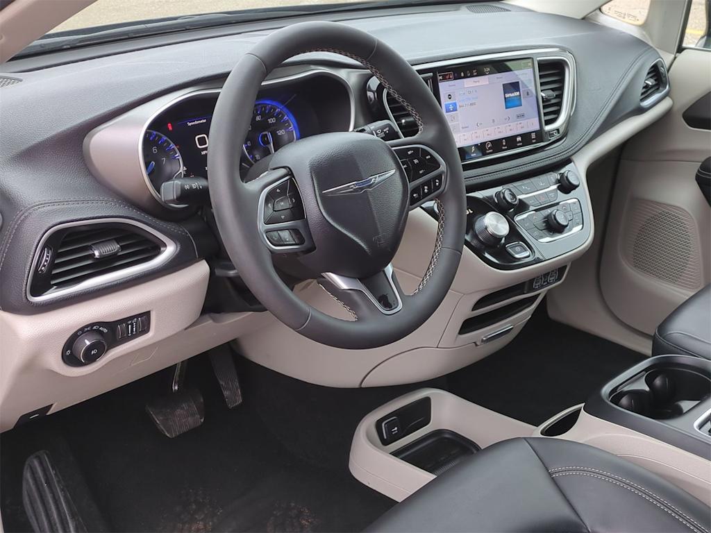 2024 Chrysler Pacifica Touring L 2