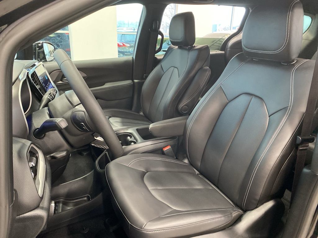 Thumbnail: 2026 Chrysler Pacifica - 9