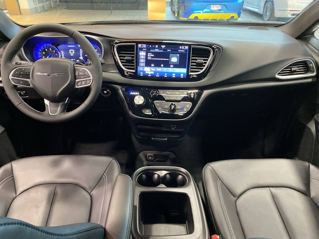 Thumbnail: 2026 Chrysler Pacifica - 8