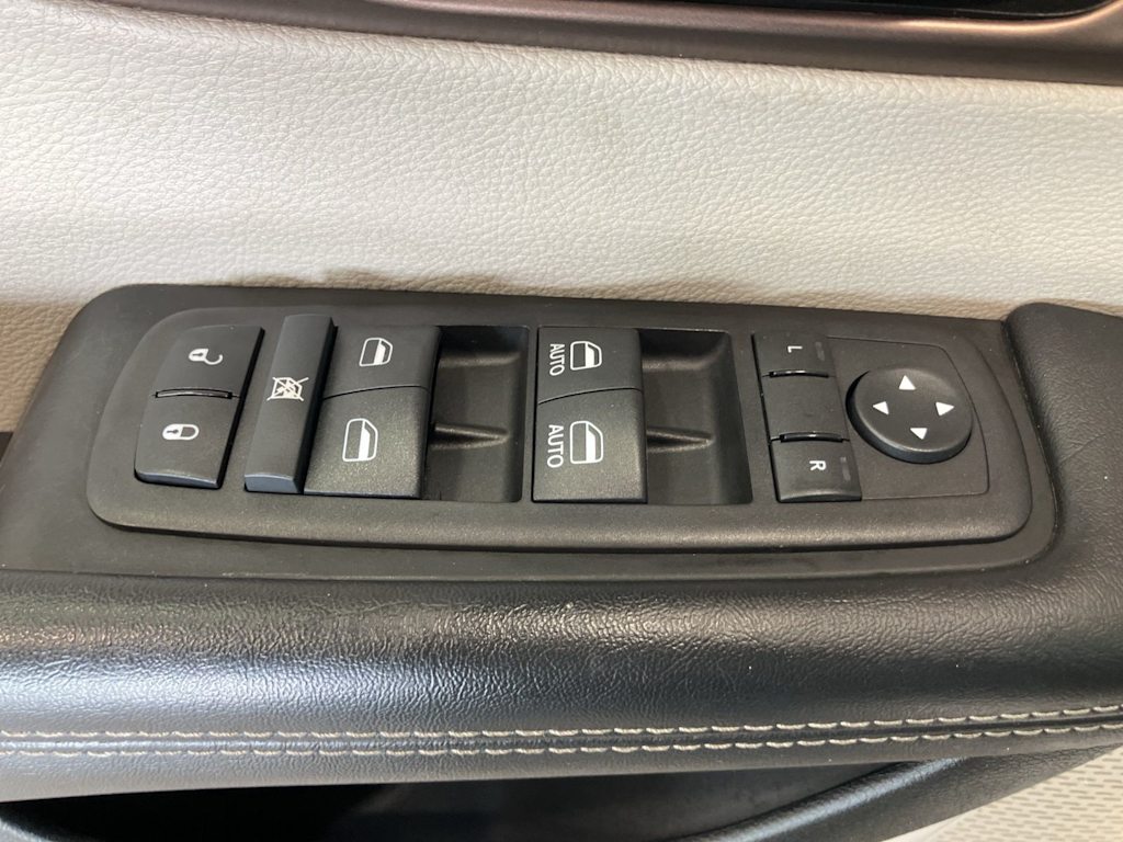 Thumbnail: 2024 Chrysler Voyager - 18