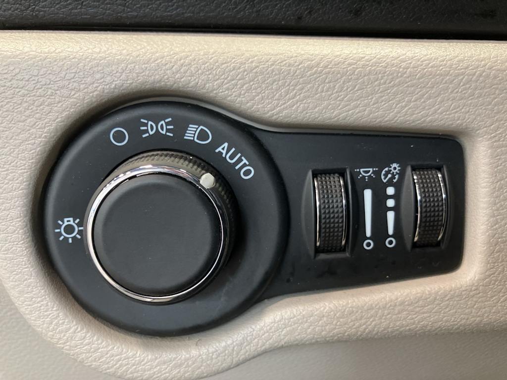 Thumbnail: 2024 Chrysler Voyager - 11