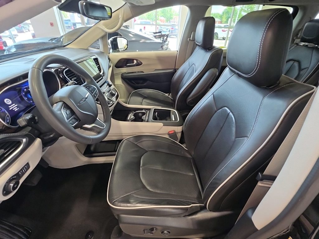 Thumbnail: 2023 Chrysler Pacifica - 7