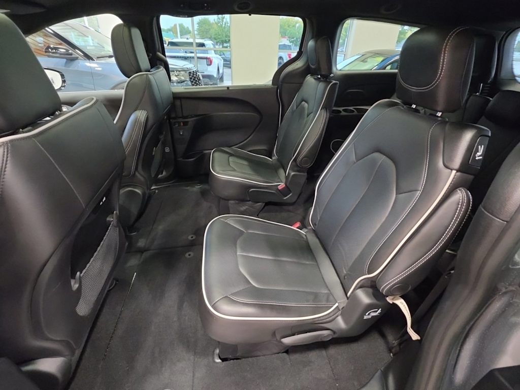 Thumbnail: 2026 Chrysler Pacifica - 9