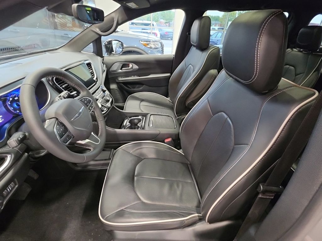 Thumbnail: 2026 Chrysler Pacifica - 8