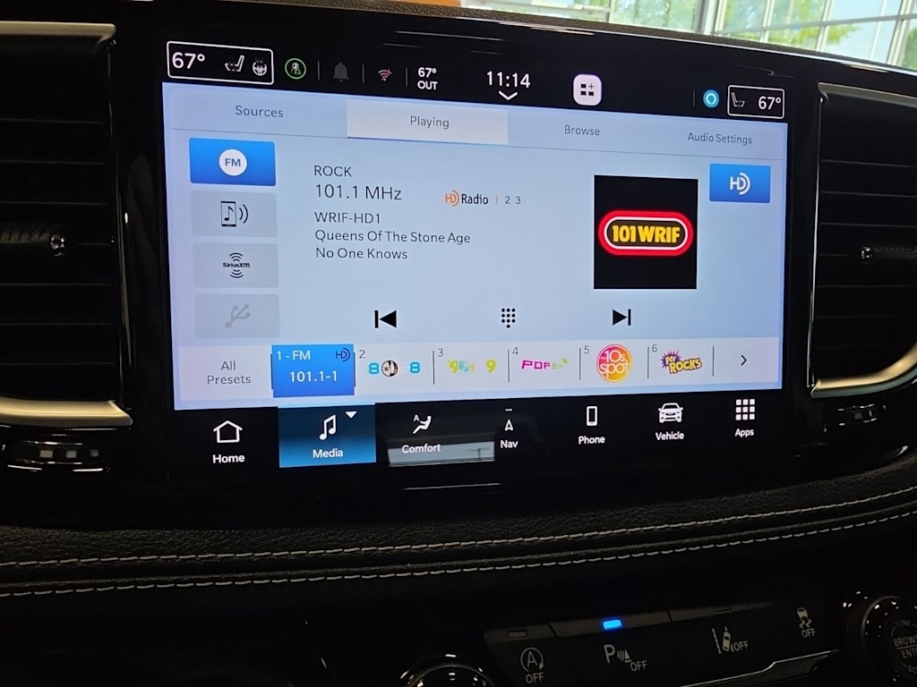 Thumbnail: 2021 Chrysler Pacifica - 10