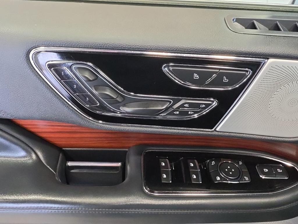 Thumbnail: 2022 Lincoln Navigator - 25