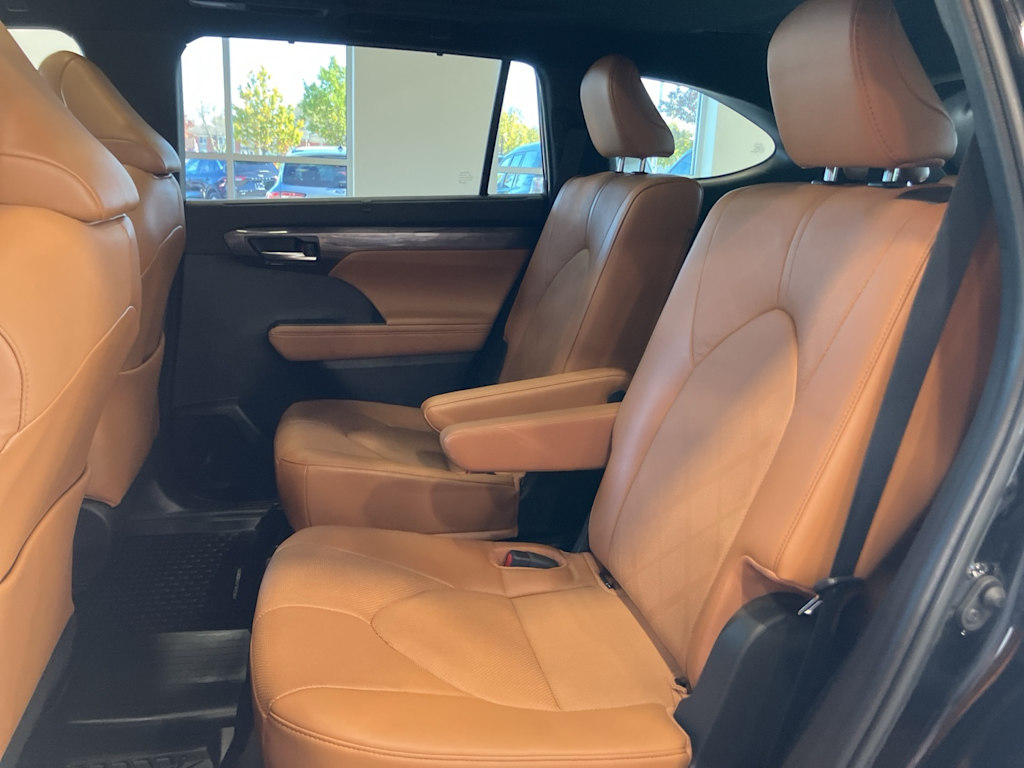 Thumbnail: 2023 Toyota Highlander - 10