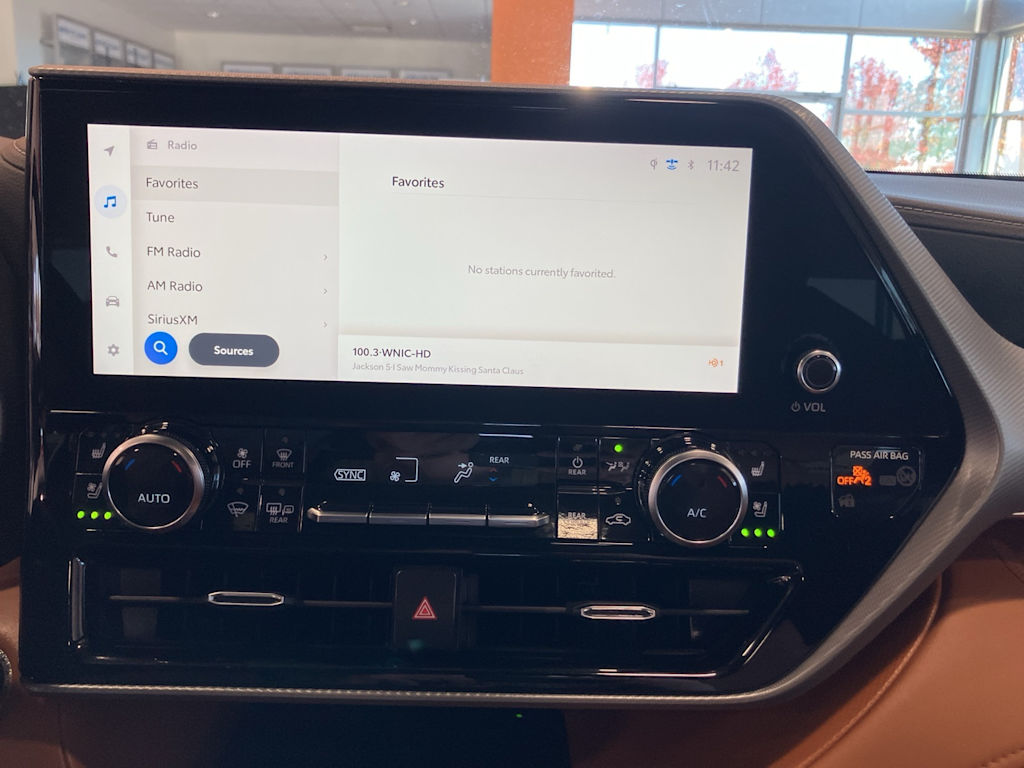 Thumbnail: 2023 Toyota Highlander - 11