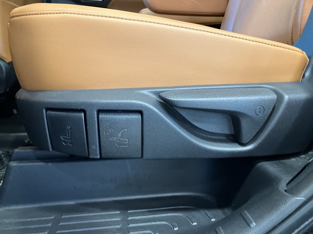 Thumbnail: 2023 Toyota Highlander - 32