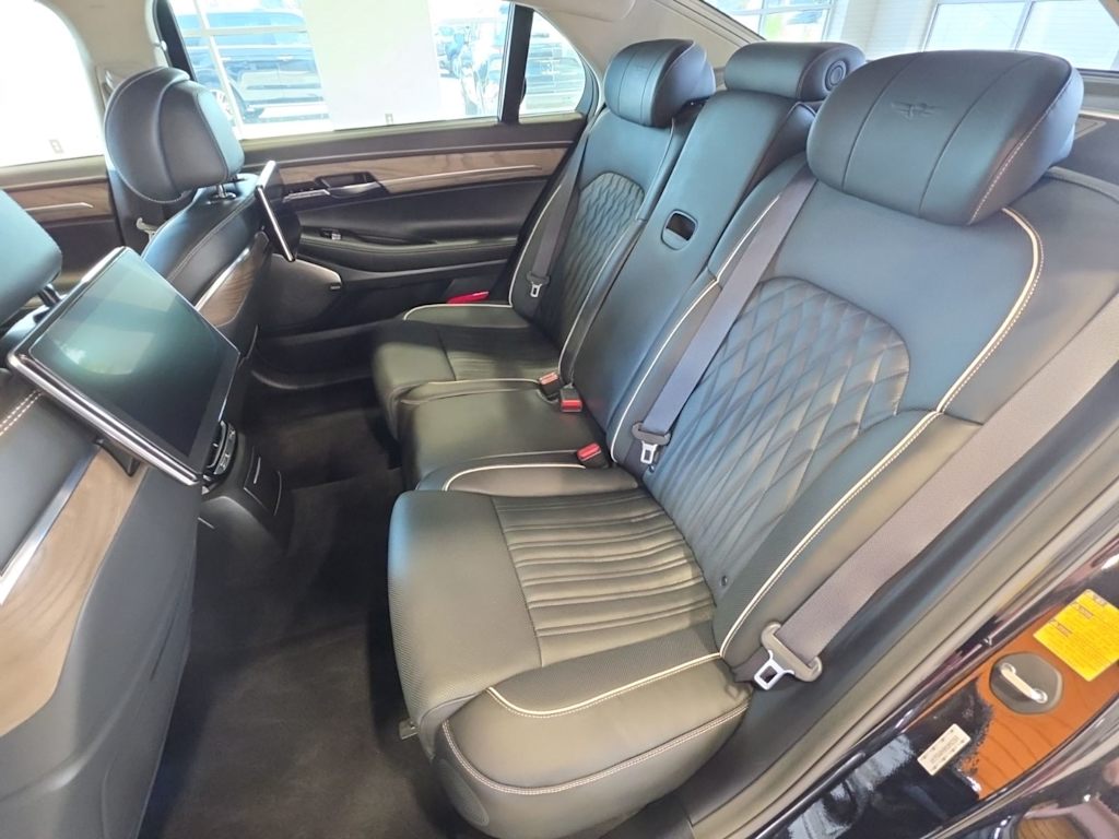 Thumbnail: 2021 Genesis G90 - 8