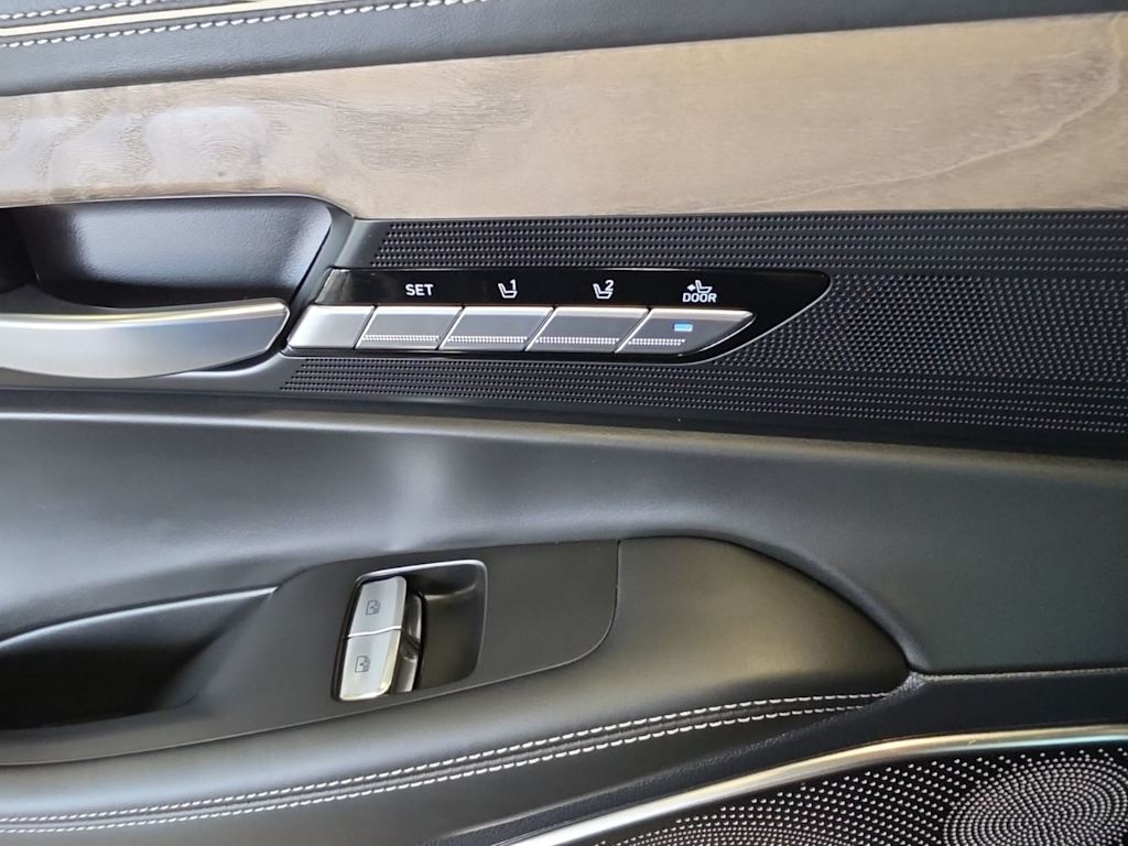 Thumbnail: 2021 Genesis G90 - 38