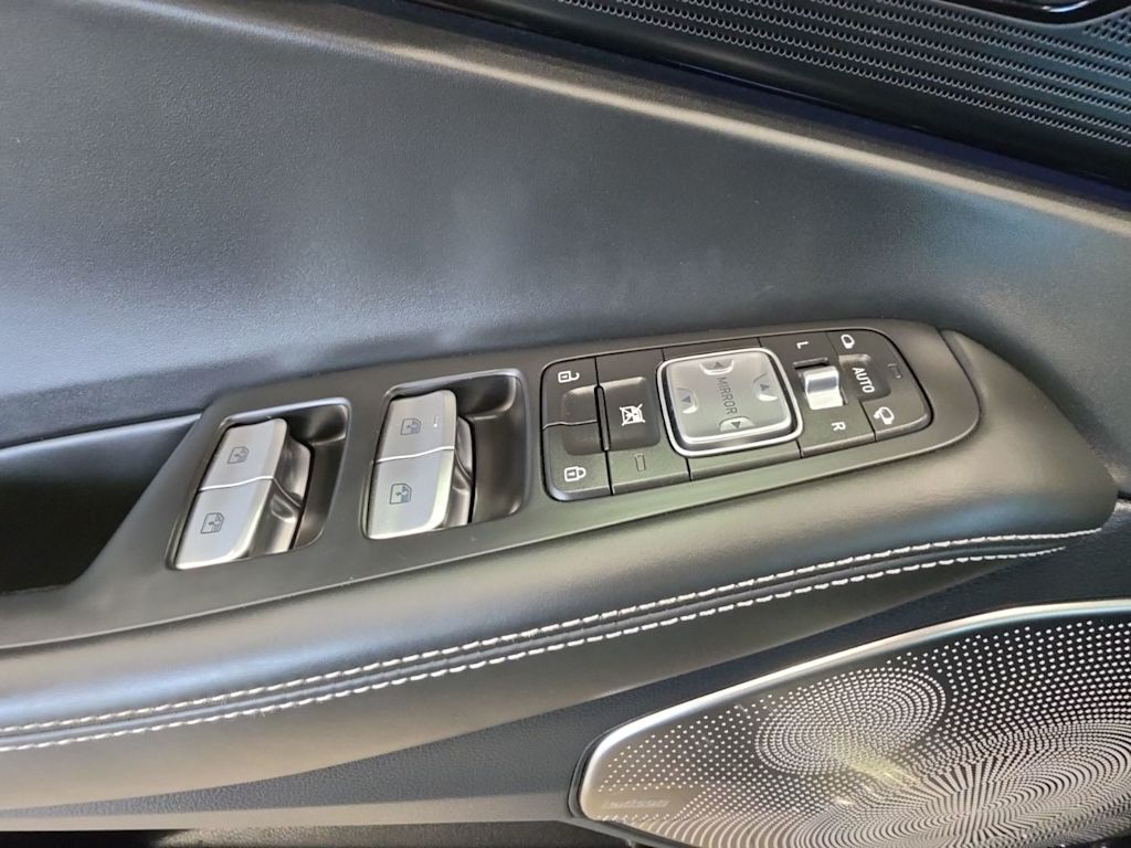 Thumbnail: 2021 Genesis G90 - 25