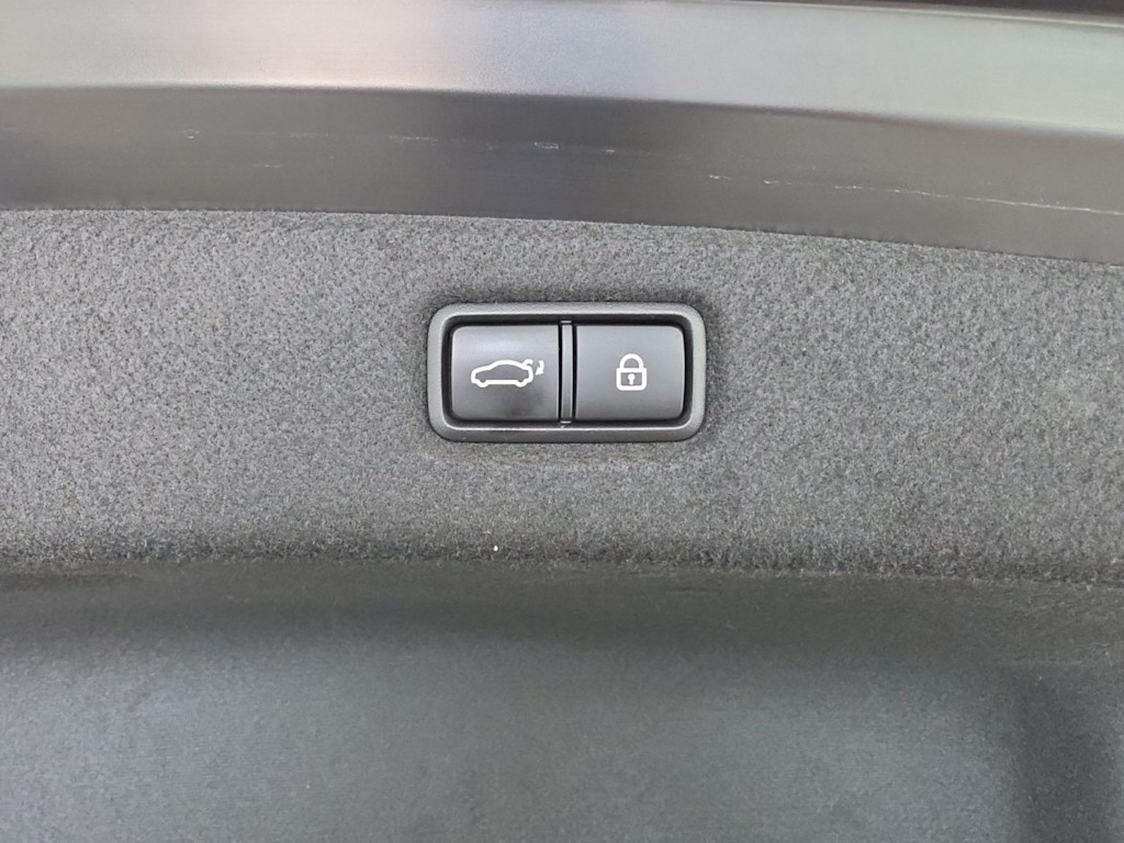 Thumbnail: 2021 Genesis G90 - 39