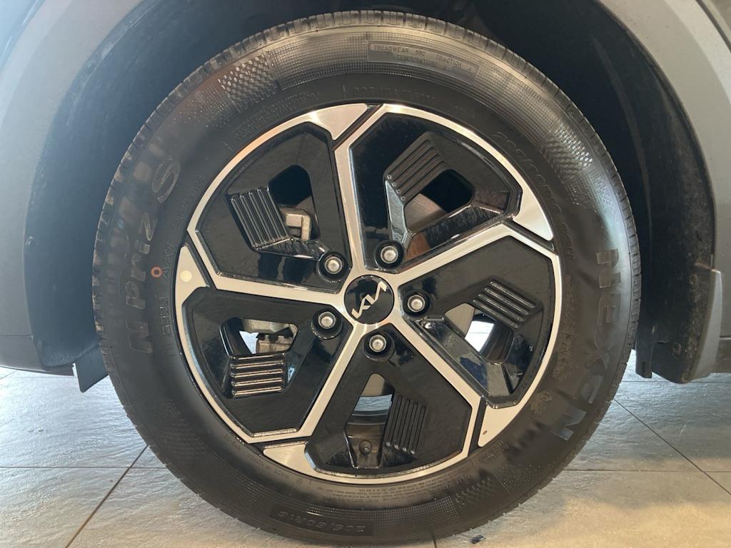 Thumbnail: 2023 Kia Niro - 8