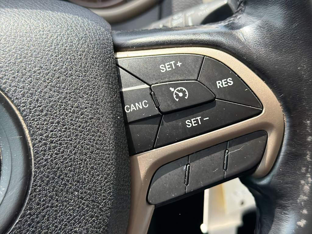 Thumbnail: 2017 Jeep Cherokee - 30