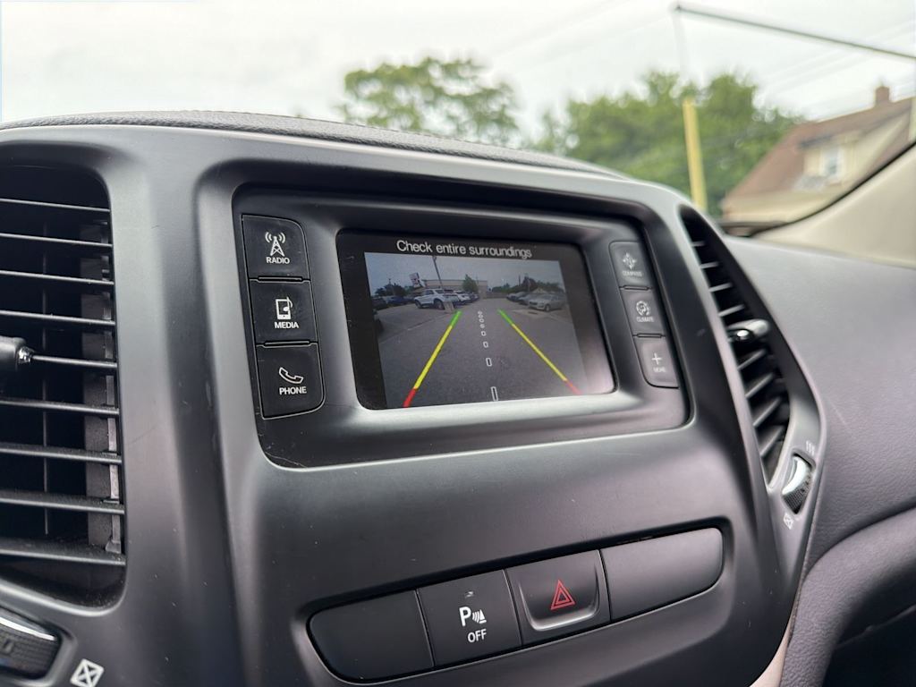 Thumbnail: 2017 Jeep Cherokee - 33