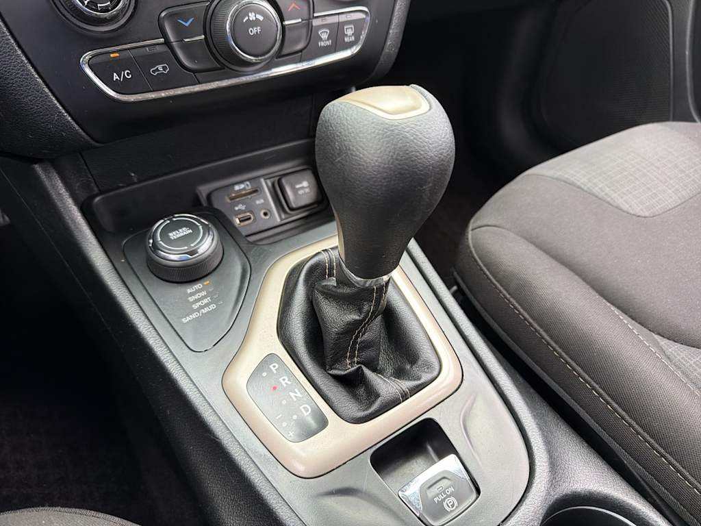 Thumbnail: 2017 Jeep Cherokee - 15
