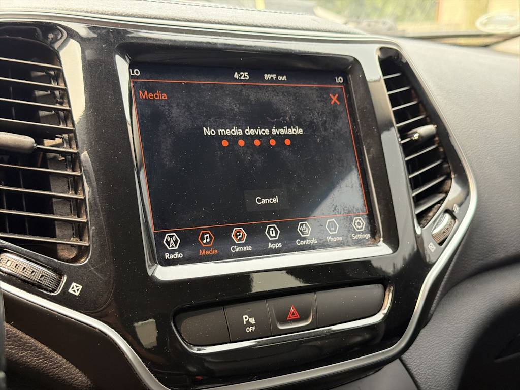 Thumbnail: 2019 Jeep Cherokee - 34