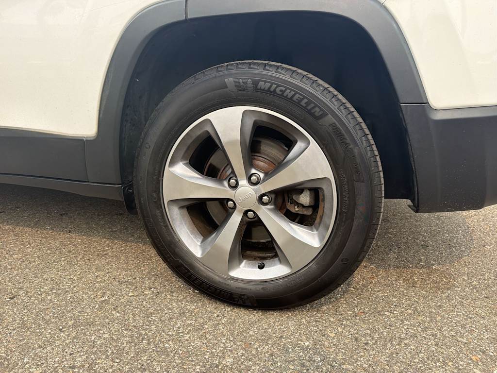 Thumbnail: 2019 Jeep Cherokee - 7