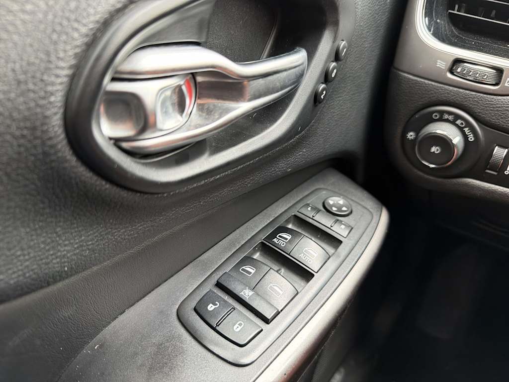 Thumbnail: 2019 Jeep Cherokee - 31